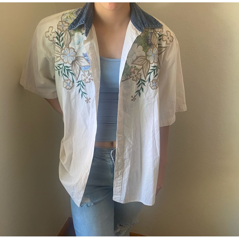 Vintage embroidered short sleeve button down shirt with denim collar